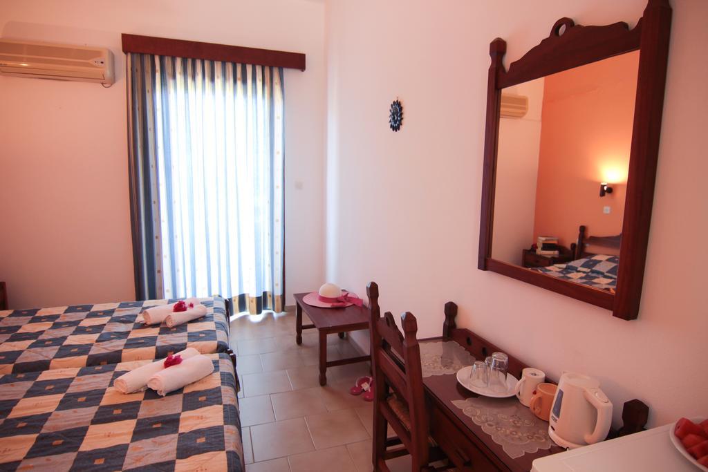 Lofos Hotel Плакиас Екстериор снимка