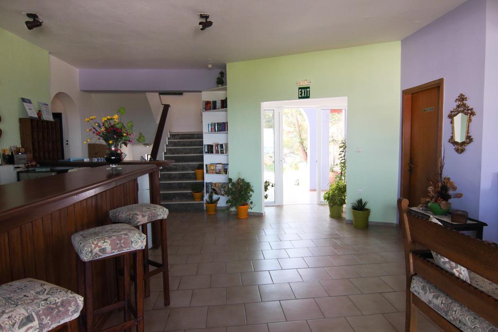 Lofos Hotel Плакиас Екстериор снимка