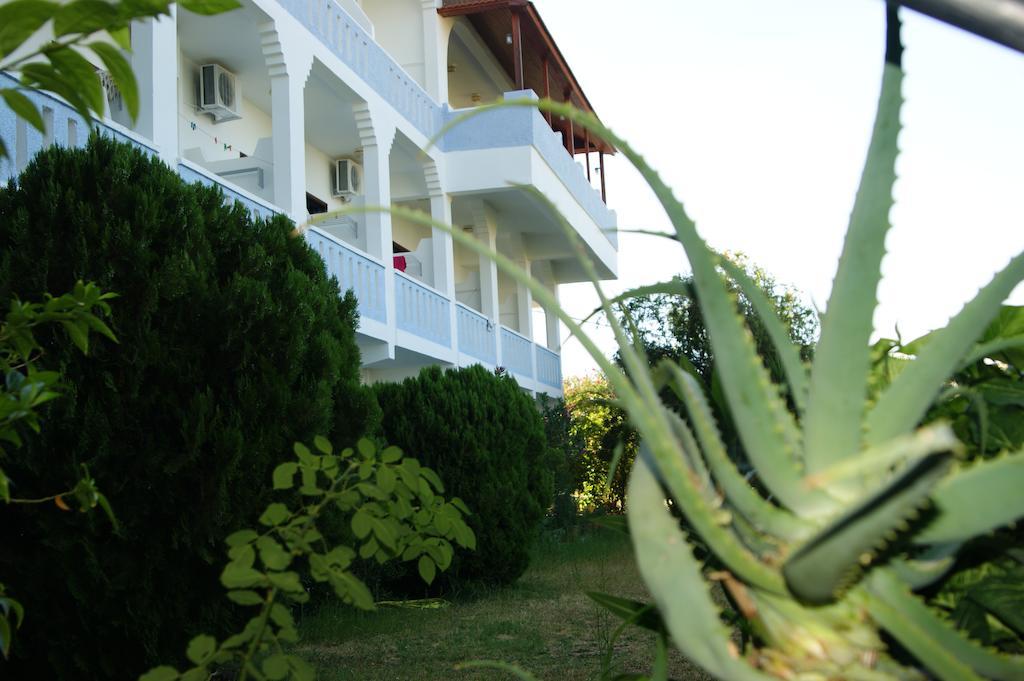 Lofos Hotel Плакиас Екстериор снимка